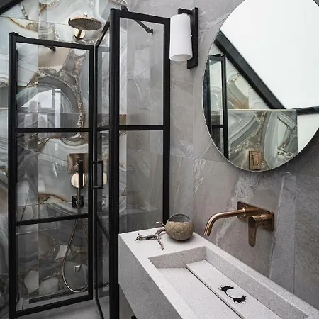 Golden Crown - Levin Iglut