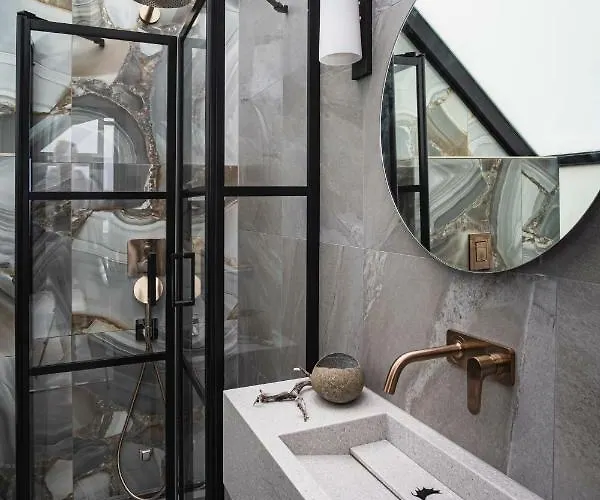 Golden Crown - Levin Iglut